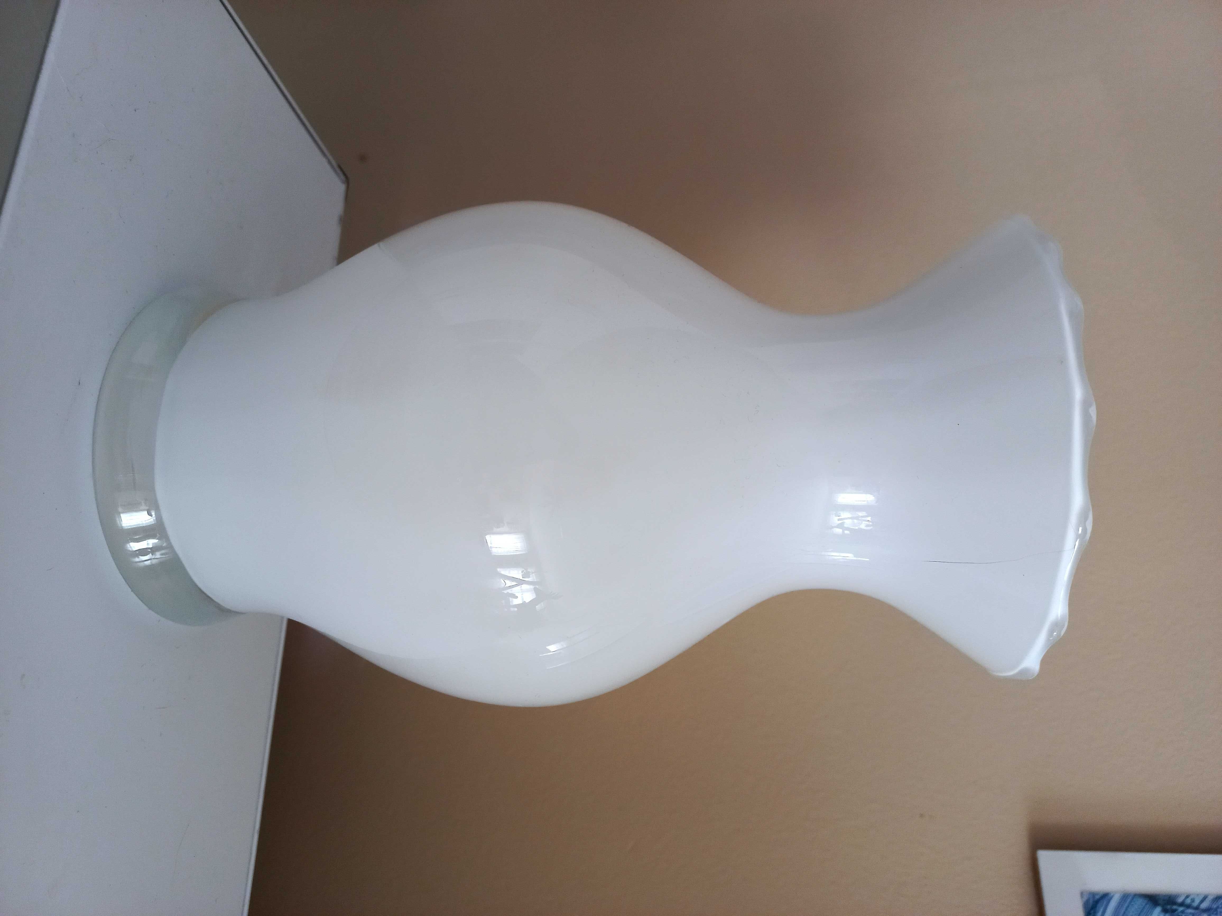 Szklany biały wazon prosty w formie
