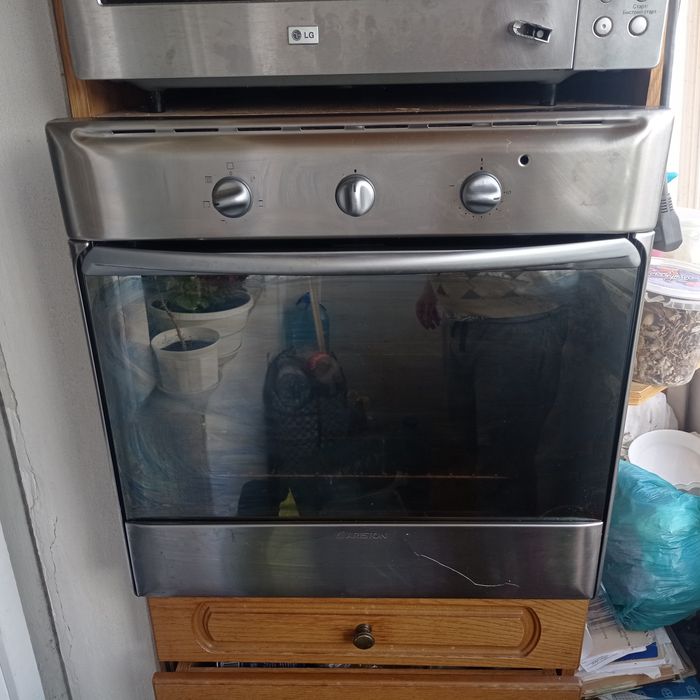 Вбудована духовка Ariston