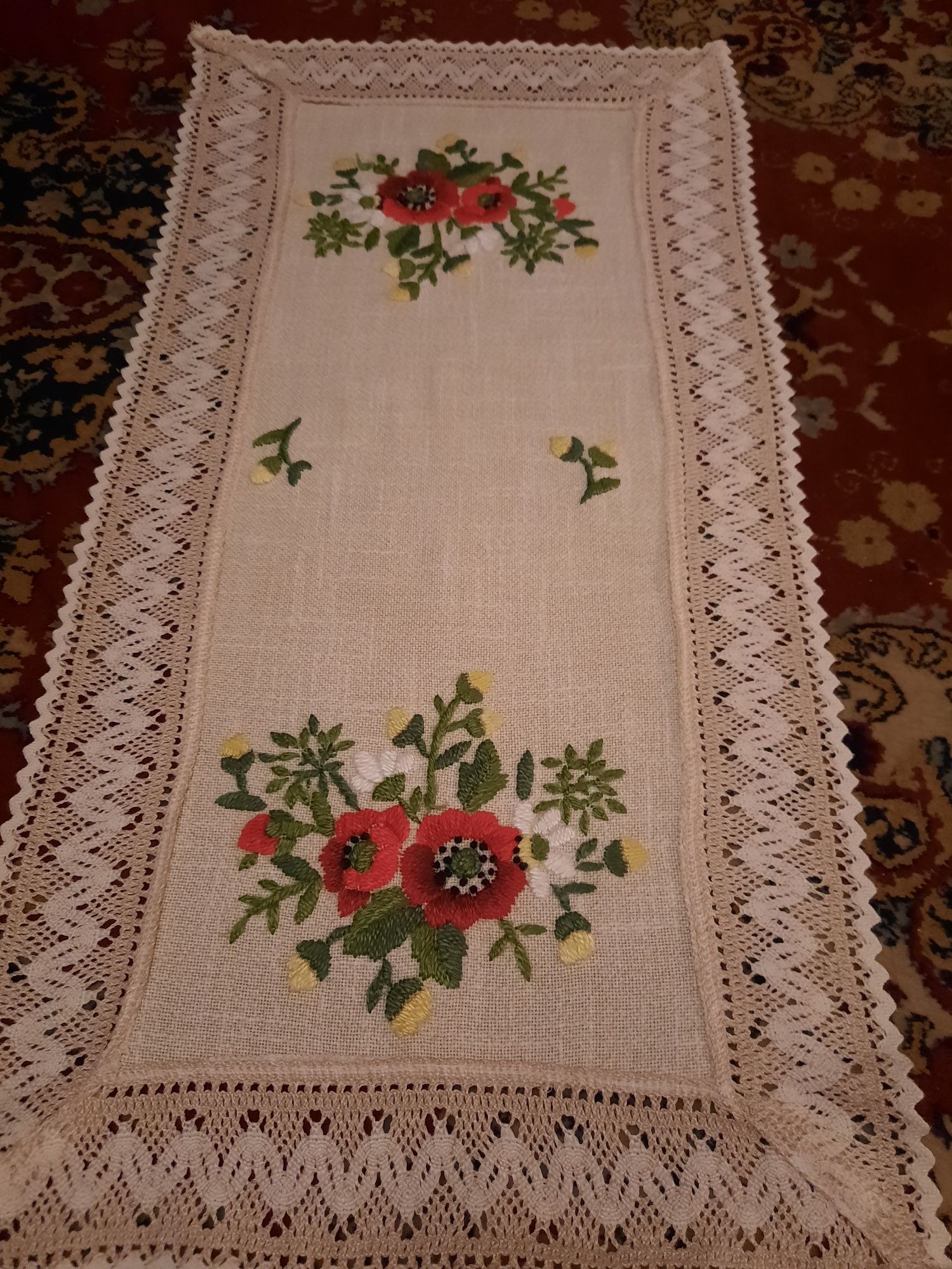 Ręcznie haftowany bieżnik 73x36 cm.
