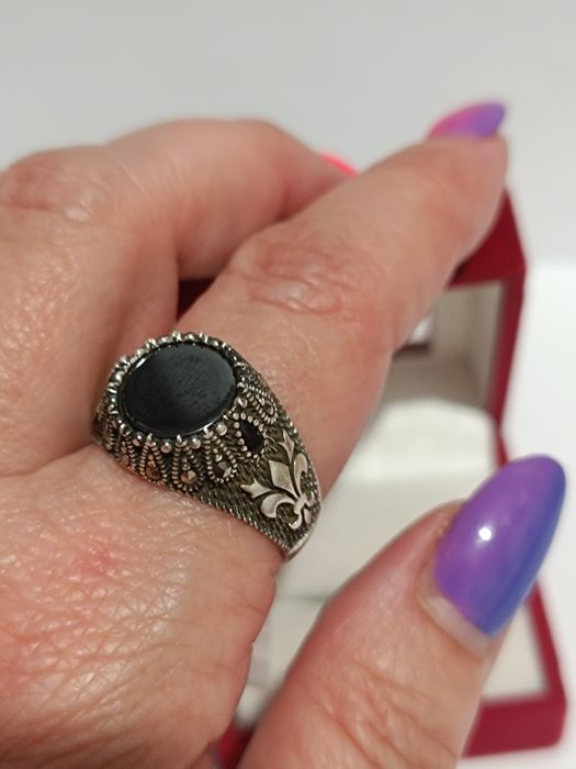 Srebrny sygnet z onyksrm i markazytami rozmiar 23, srebro próby 925