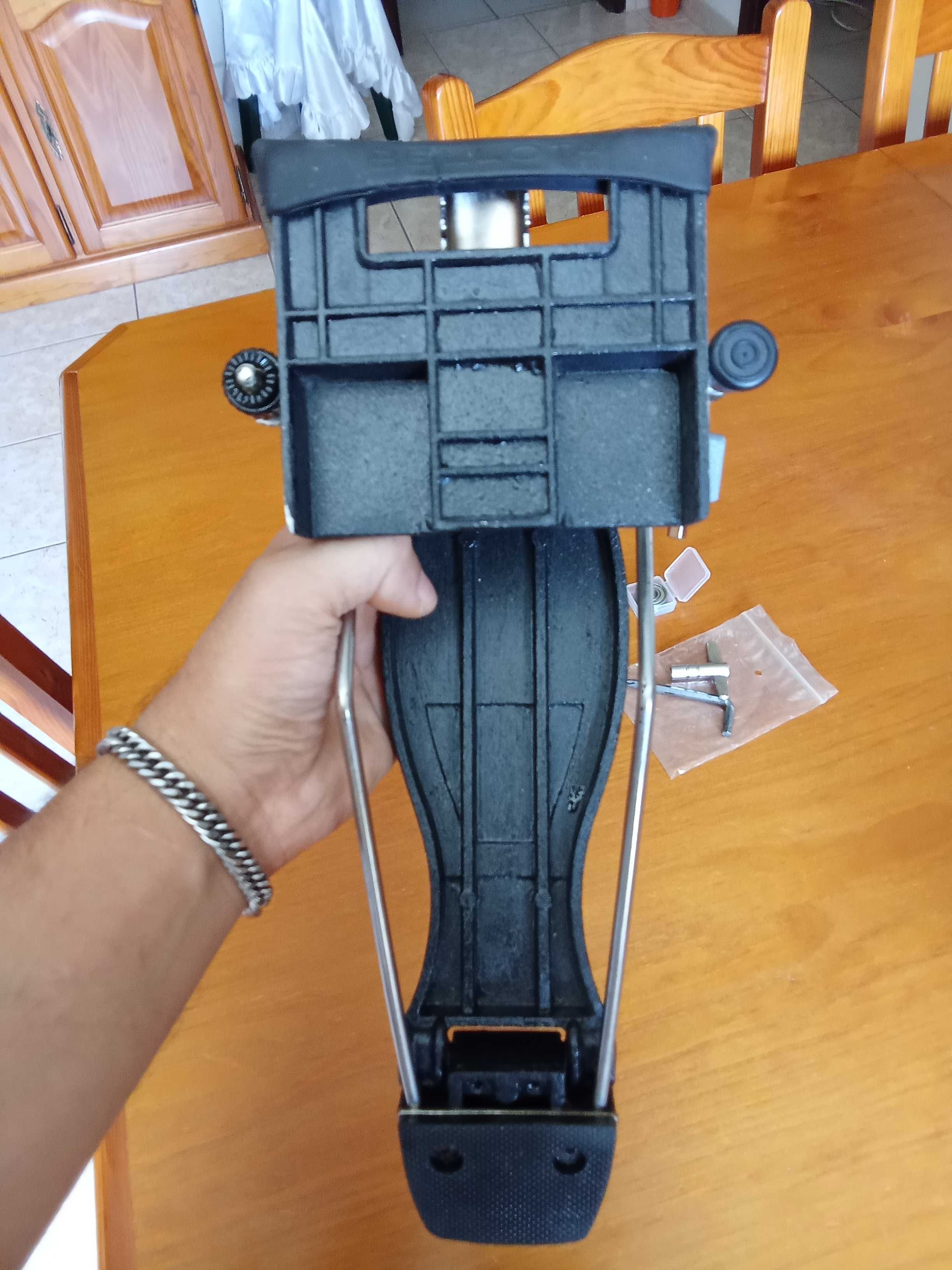 Pedal single com rolamentos Brosown Raw speed, e acessórios suplentes