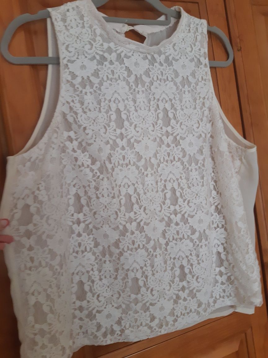 Top em branco com renda