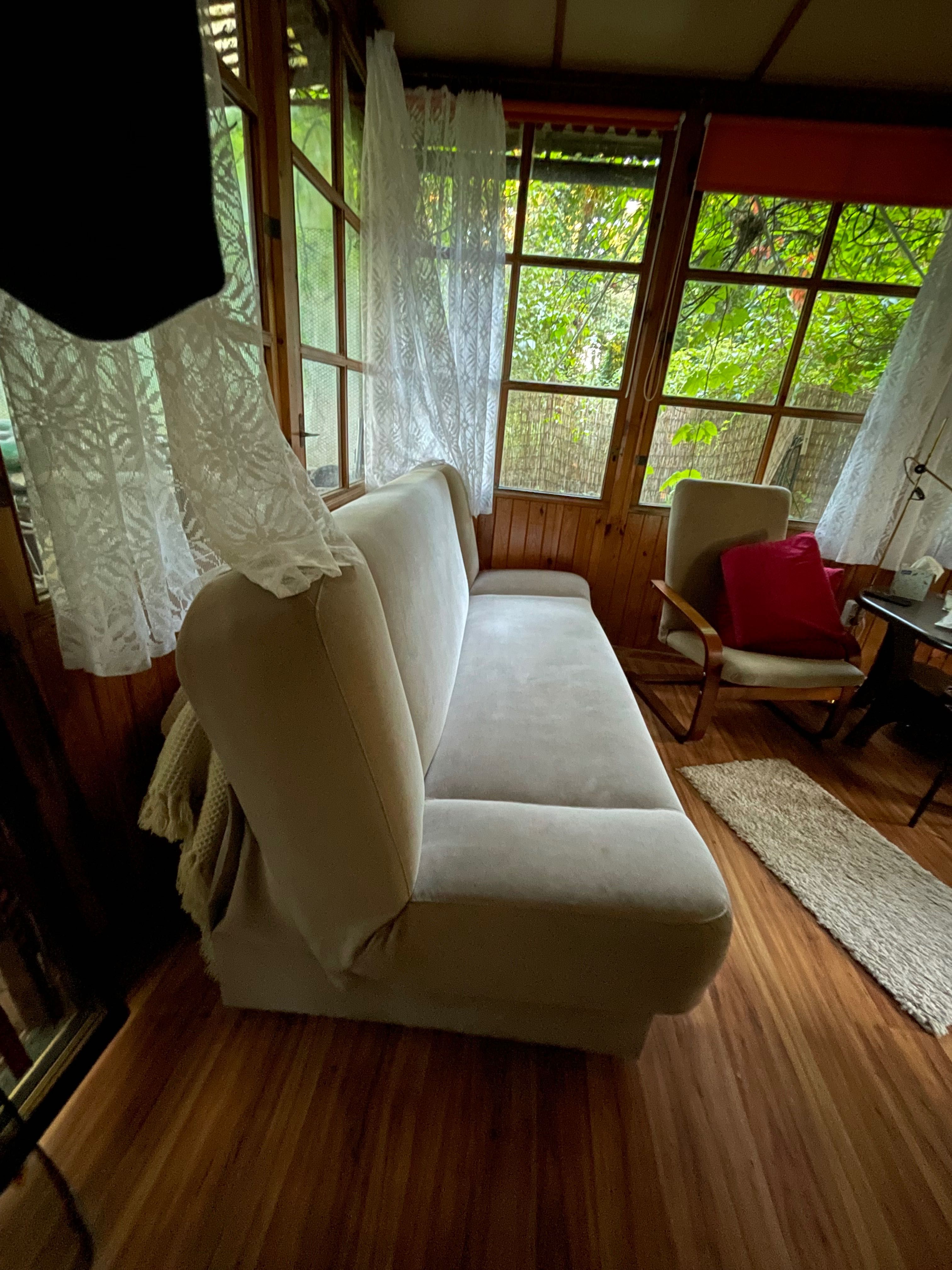 sofa wersalka beżowa