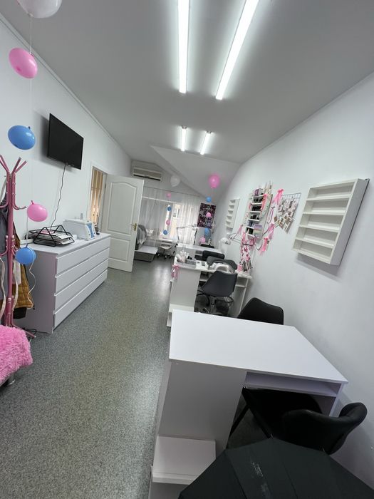 Здається місце для майстра манікюру та педикюру