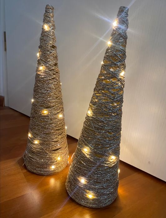 Нова золота ялинка з вогнями. На Новий рік, Різдво