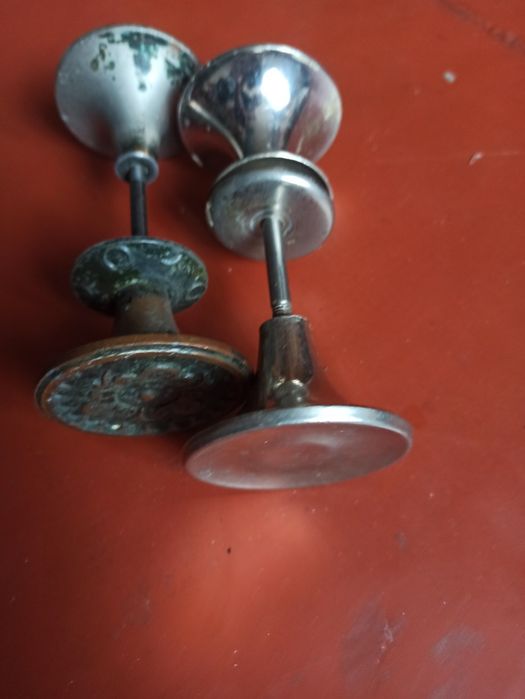 Ручки дверные металлические.