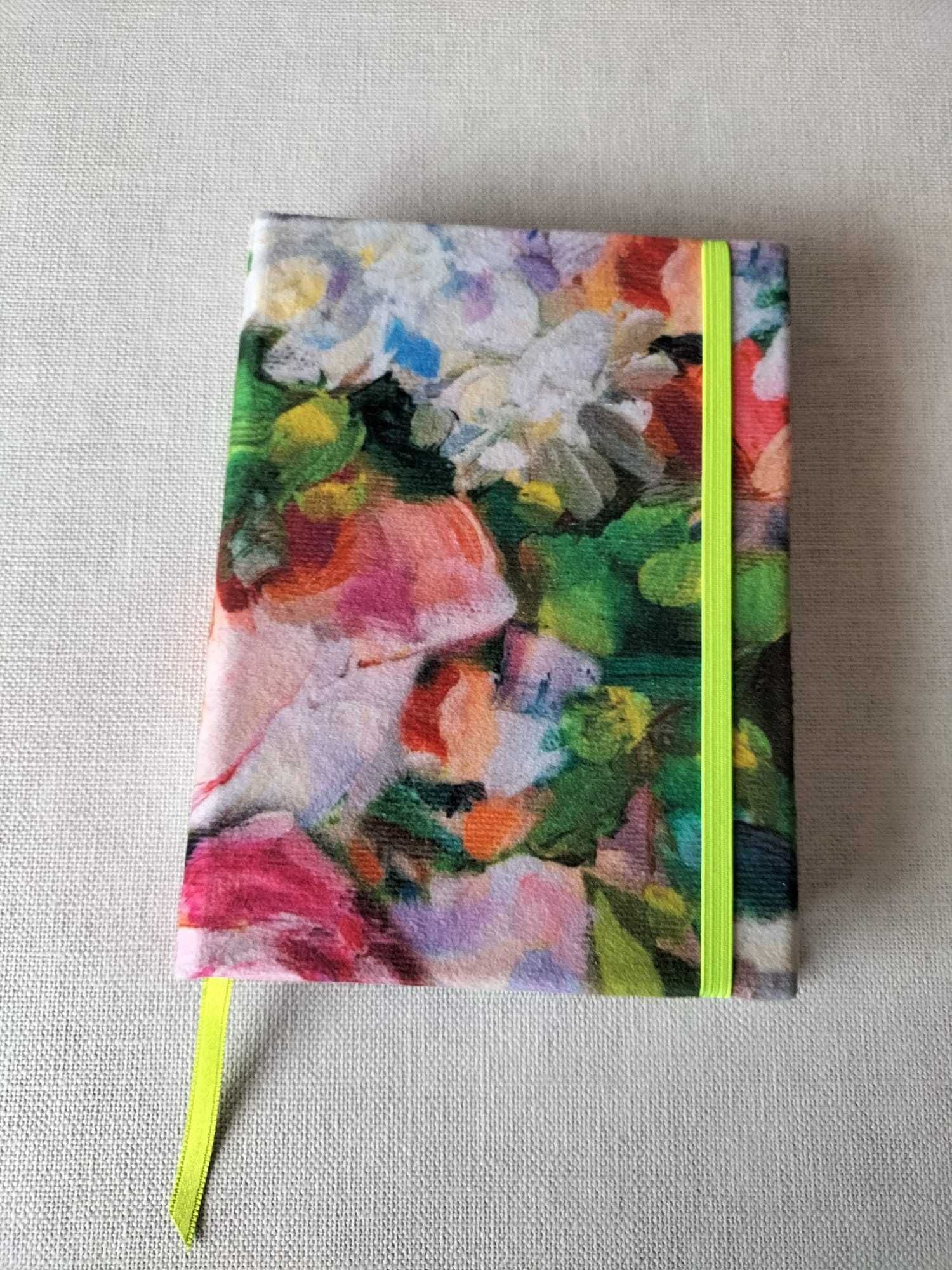 Caderno forrado em tecido, com folhas brancas