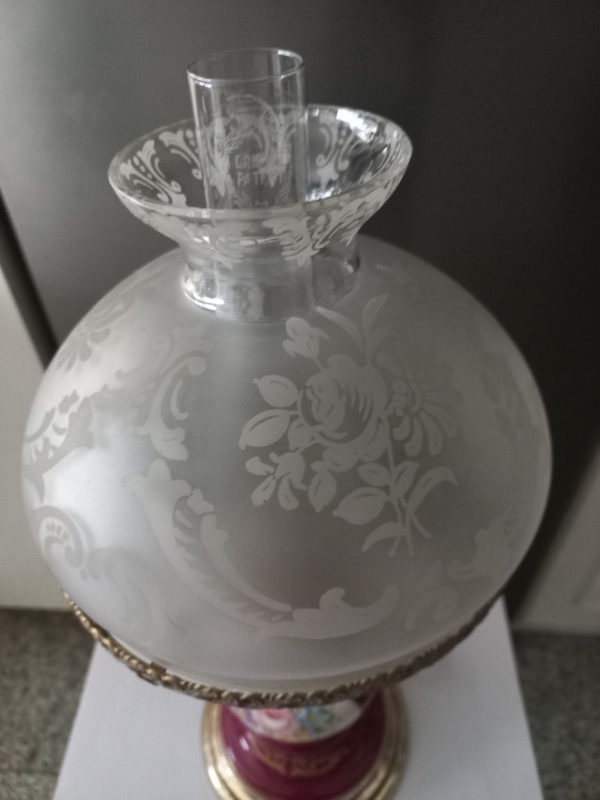 Candeeiro de mesa com globo e chaminé em vidro