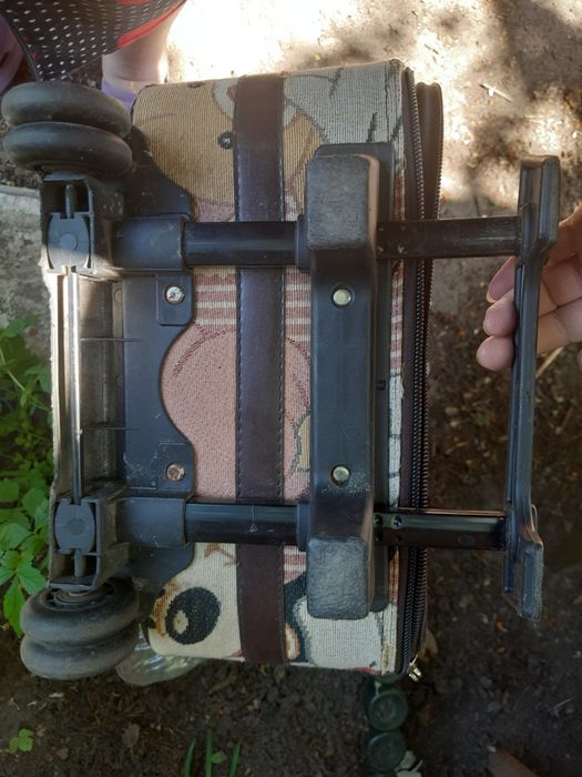 Два валізи чемодана середнього розміру б/в