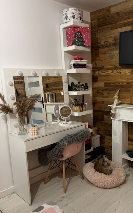 Toaletka z oświetleniem