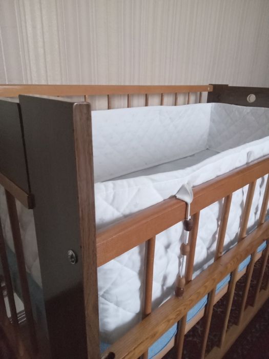 Дитяче  ліжечко.
