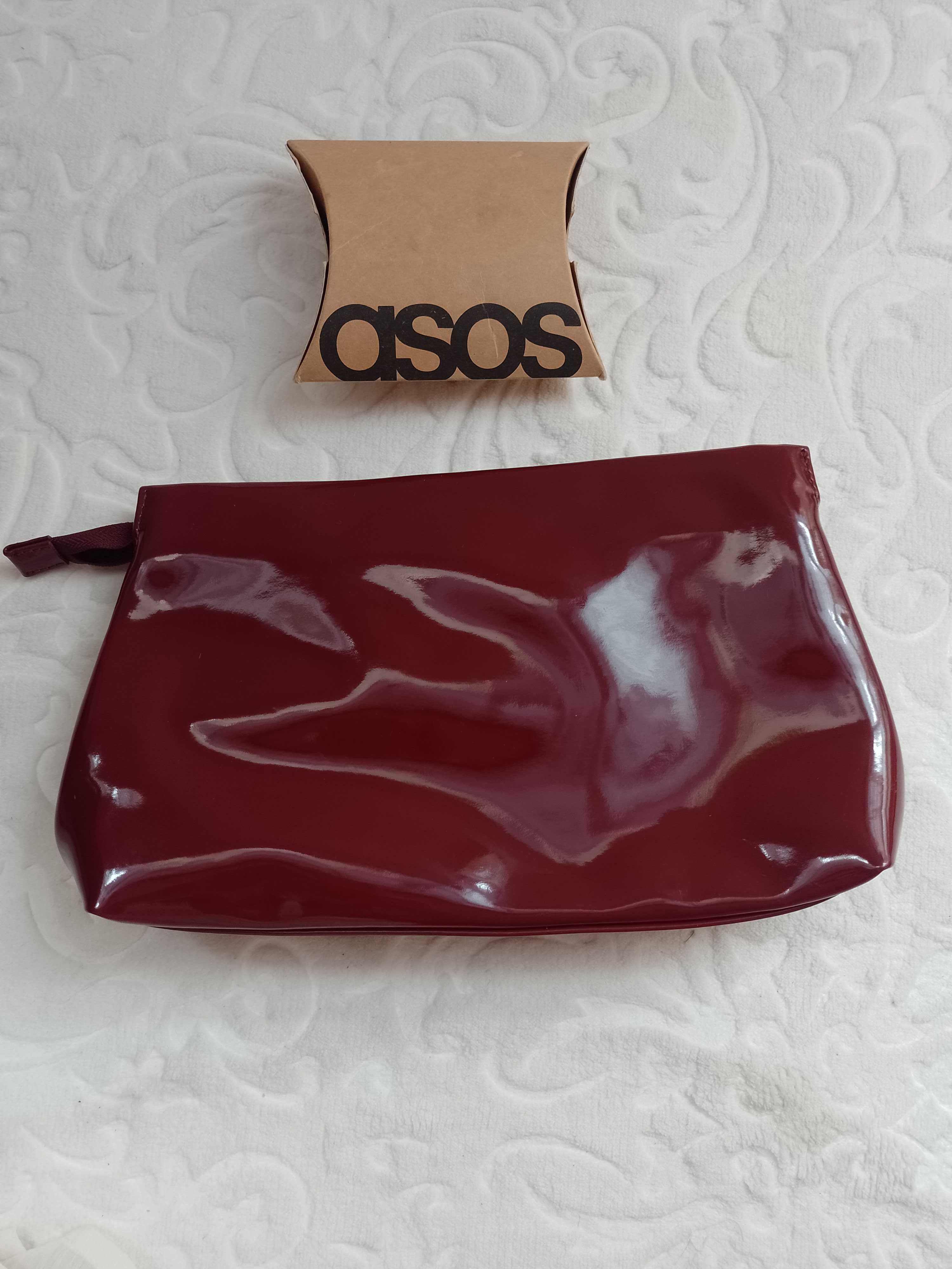 ASOS Design/ Bordowa torebka do ręki z Londynu, saszetka wieczorowa