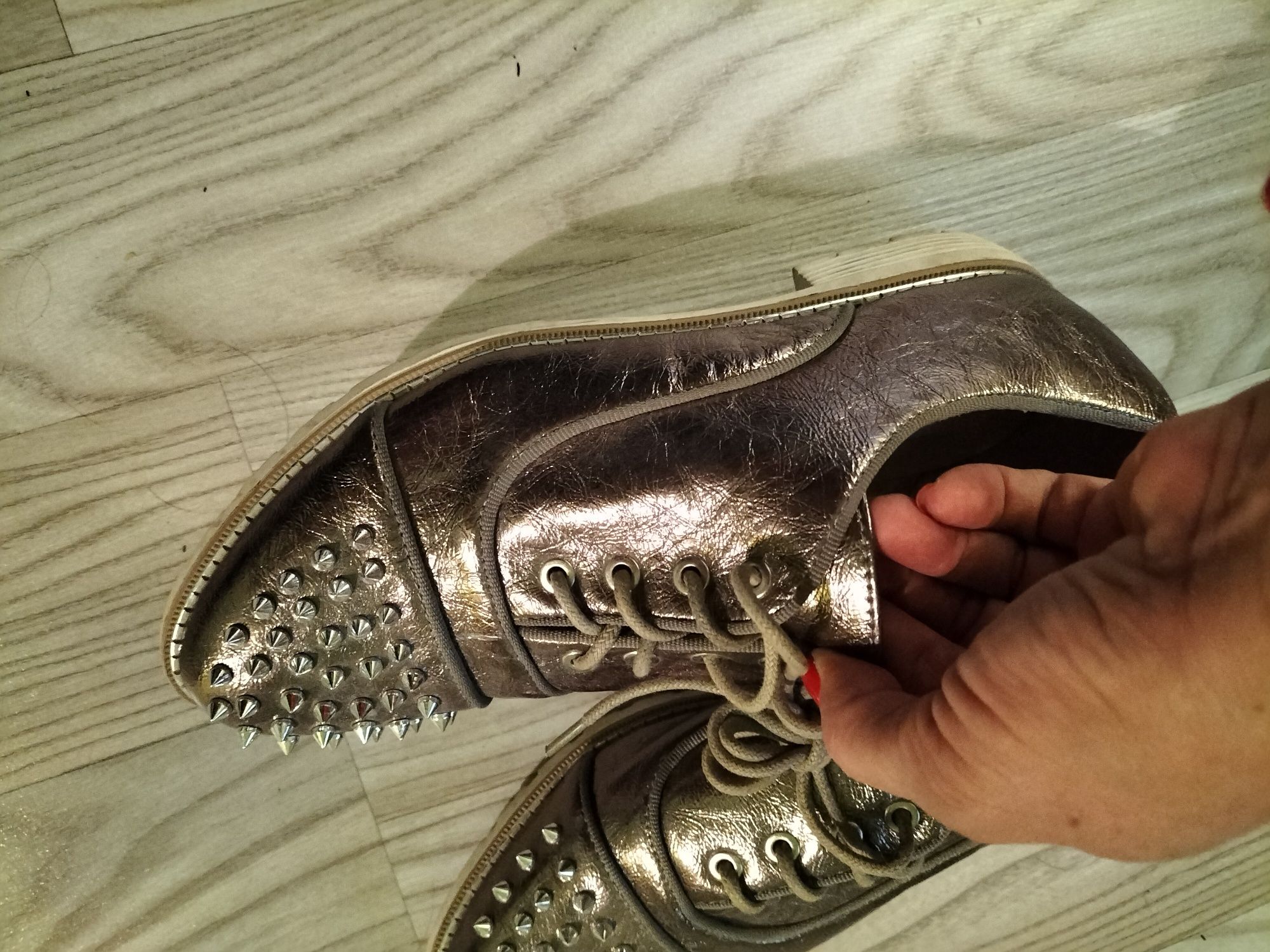 Hitowe Buty z Ćwiekami