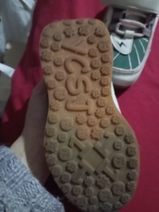 Продам кроссовки .