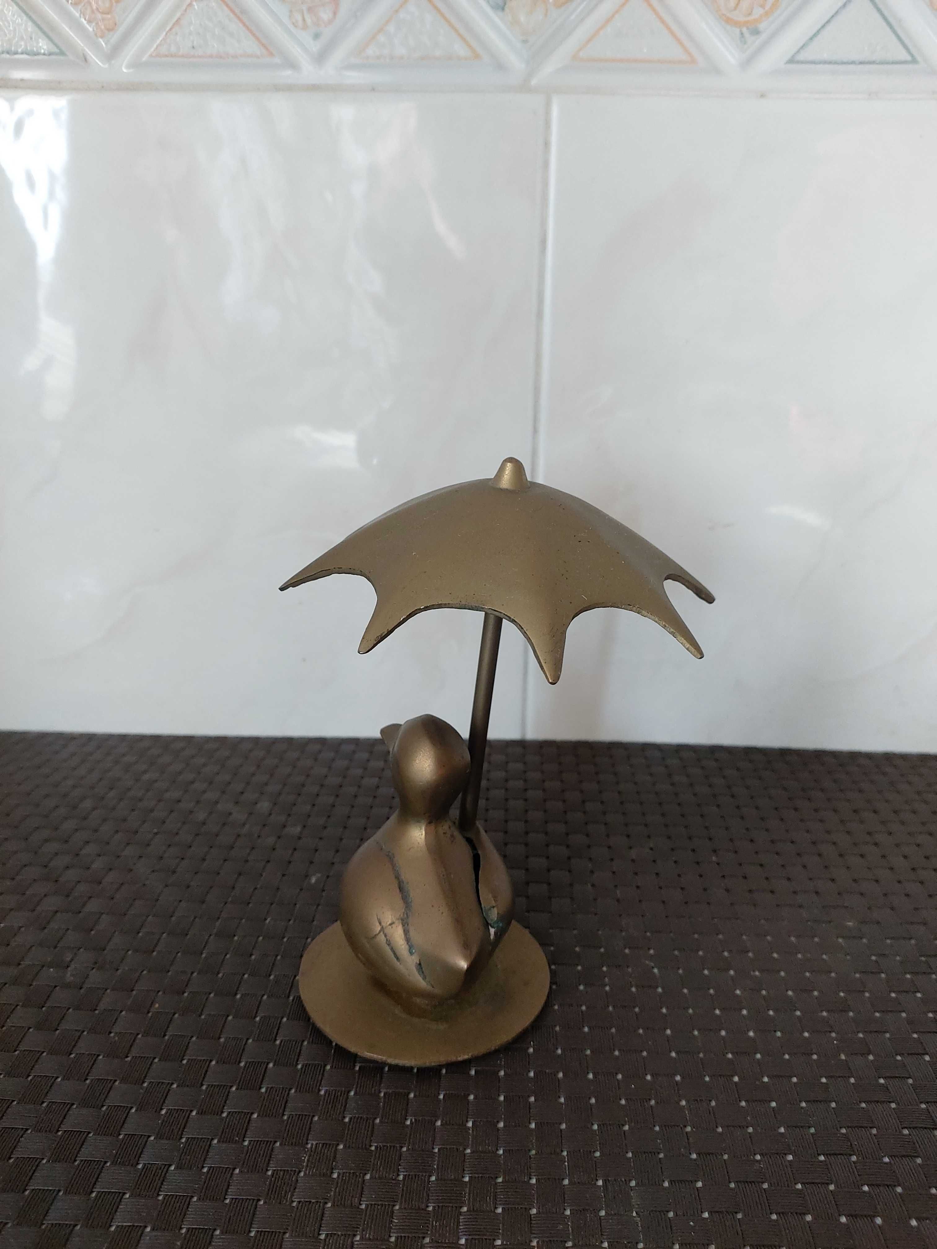 Pato decorativo com chapéu de chuva em metal