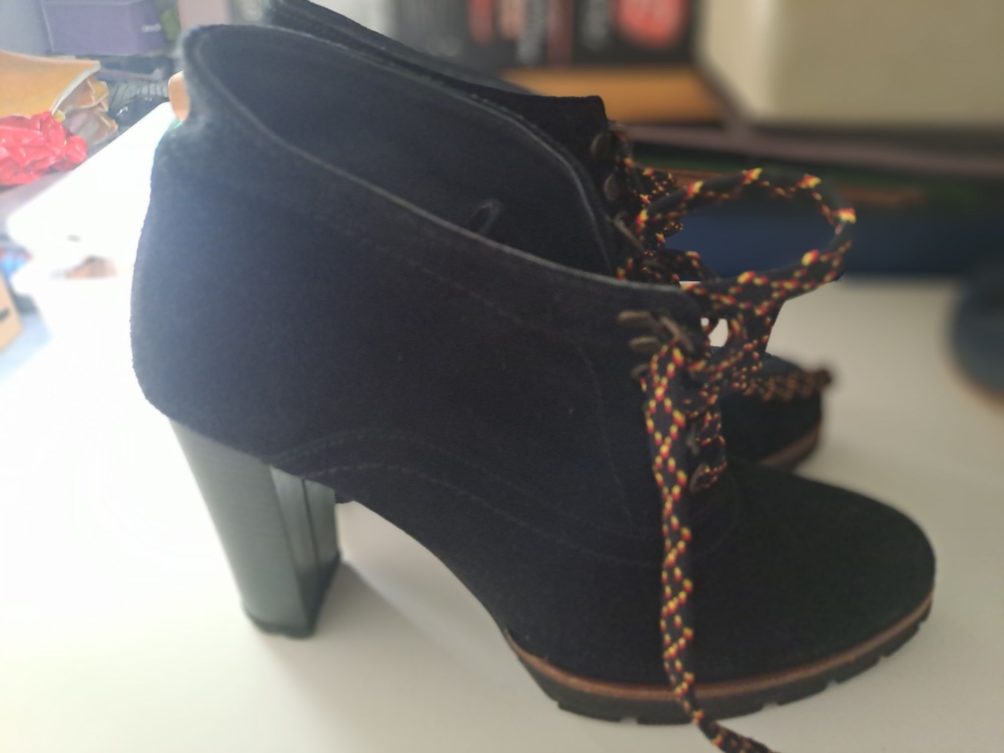 Botins de camurça preta com tacão, em ótimo estado