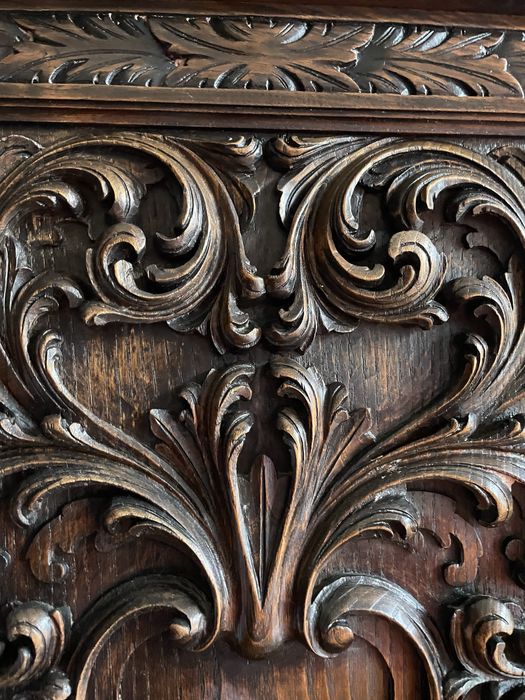 Aparador em madeira com talha