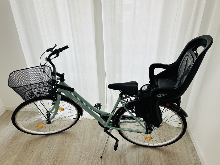 Cadeira para criança na bicicleta. Child seat on bicycle