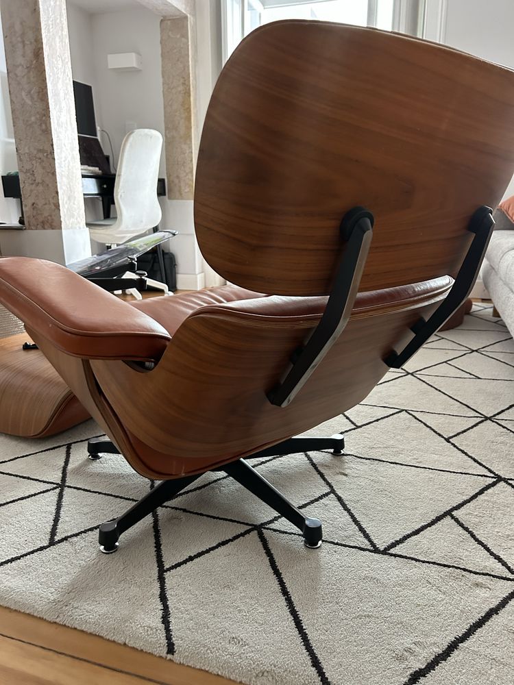 Cadeirão com repousa pés estilo “Eames Lounge chair”
