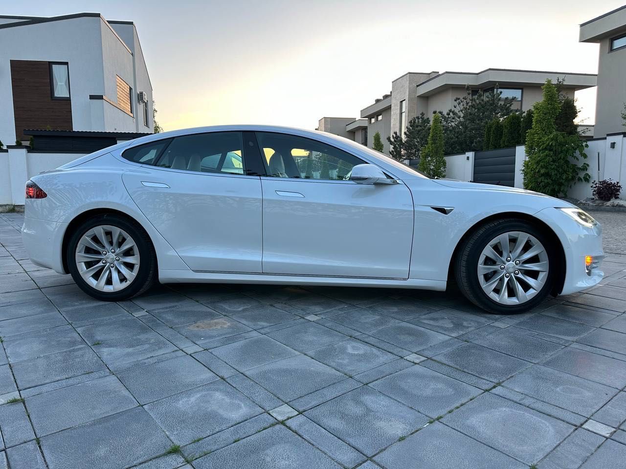 Продаж авто tesla Model S