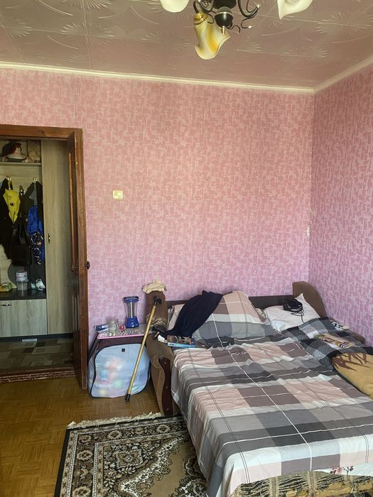 Продаи 3-х кім.кв з меблями та побутовою на 4-м районі.