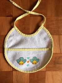 Babetes para bebé - bordadas à mão