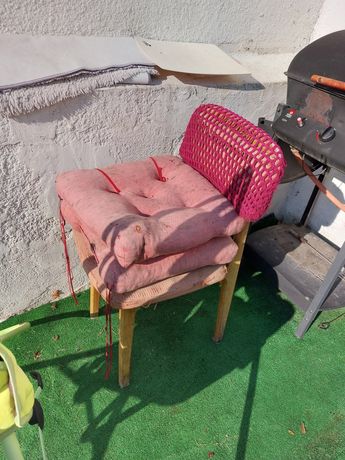 Krzesło i dwie poduszki