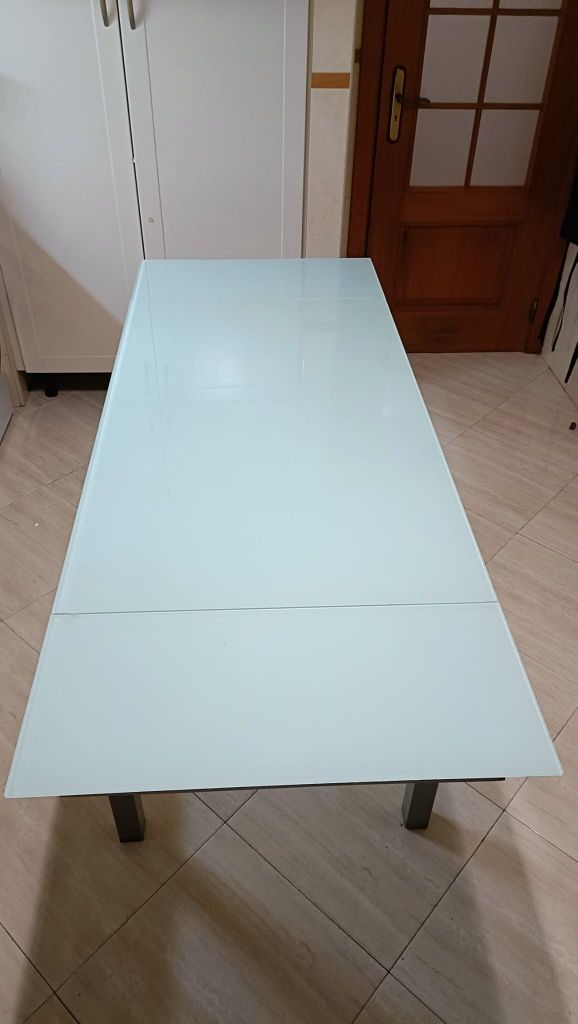 Mesa de vidro com dupla extensão e cadeiras