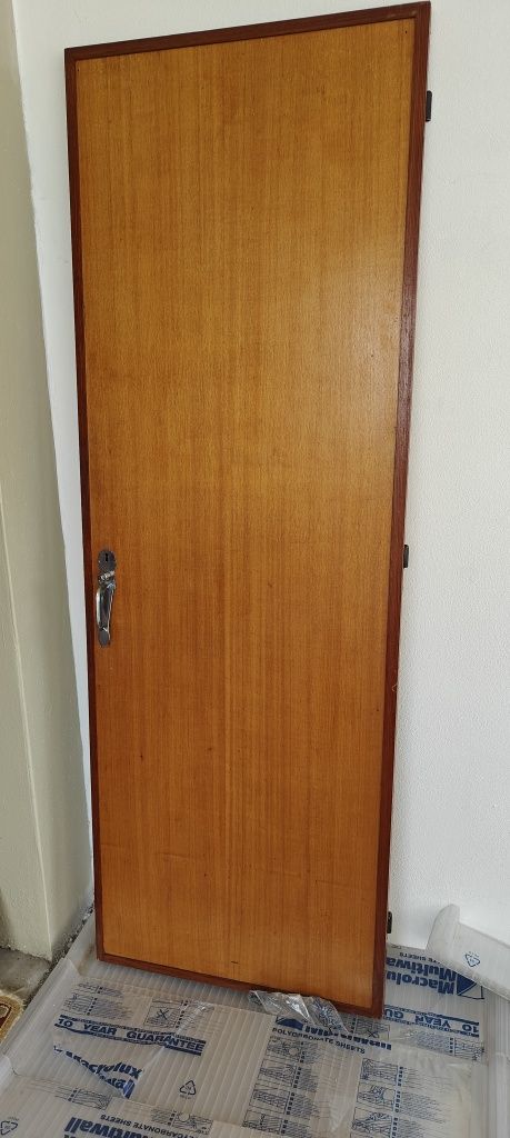 Vendo 12 portas com aro, com 2m x 0,70m