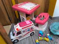 Secretária Minnie+Ambulancia Barbie ler anuncio