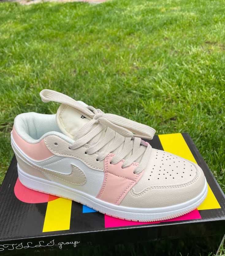 Женские кроссовки Nike Air Jordan Бежевые с розовыми вставками