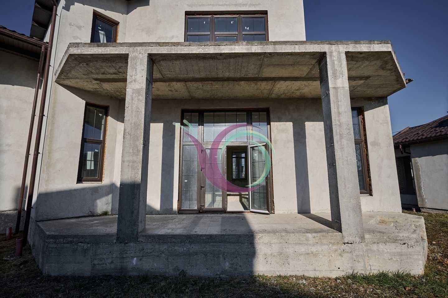 6-кімнатний будинок з гаражем та басейном за вул. Героїв Миколаєва