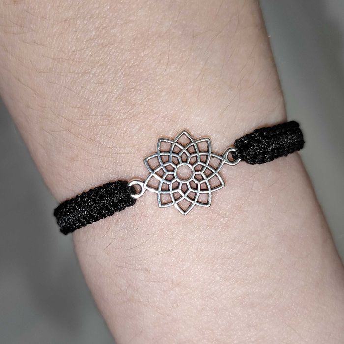 Bransoletka Kwiatek makrama pleciona regulowana Handmade