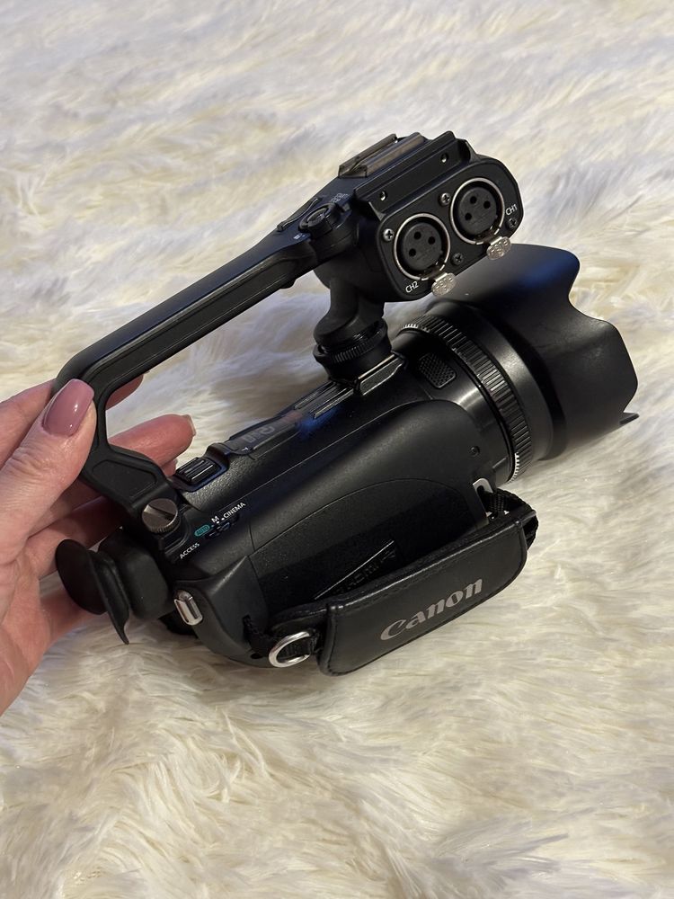 Відеокамера Canon XA10