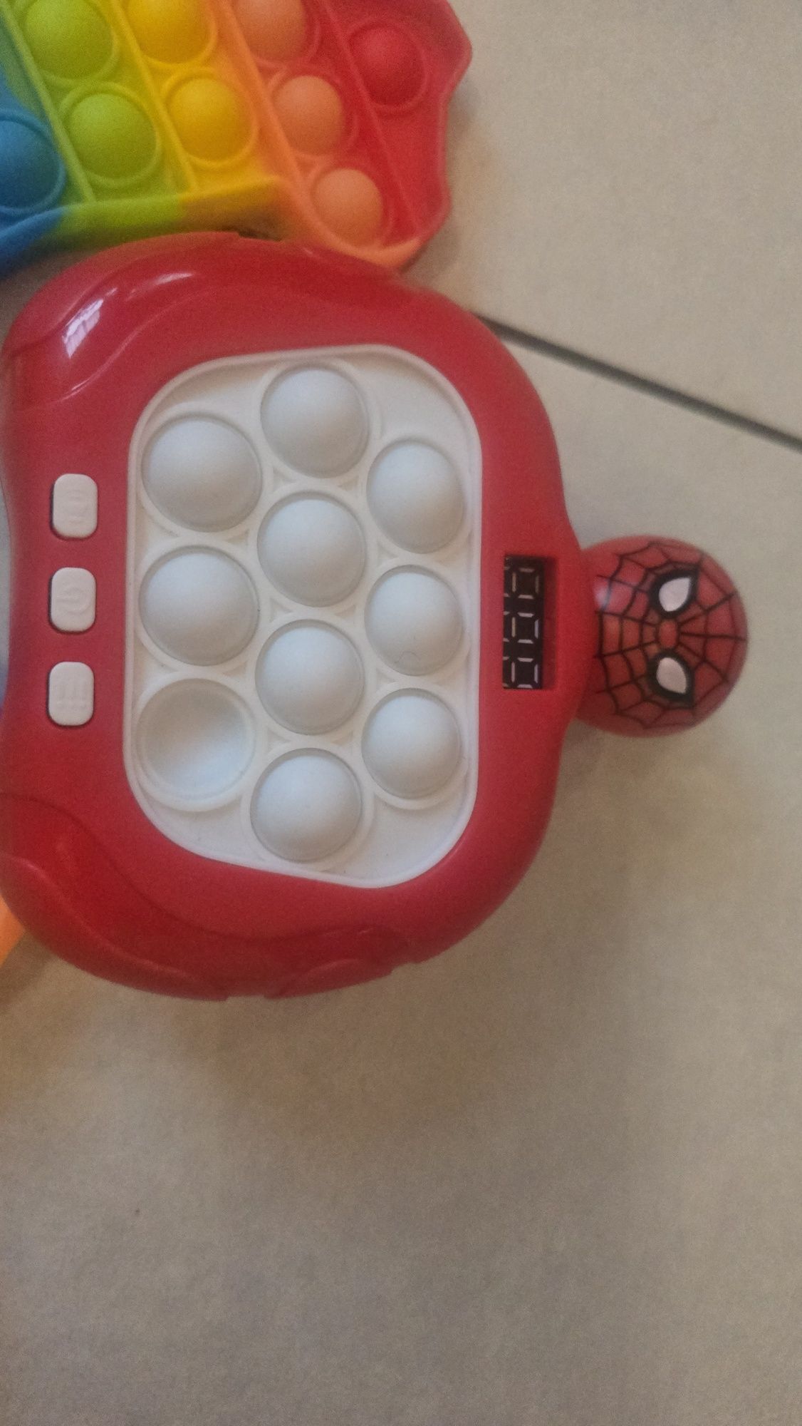 Popity spidermen z wyświetlaczem oraz zwykle i inne rzeczy