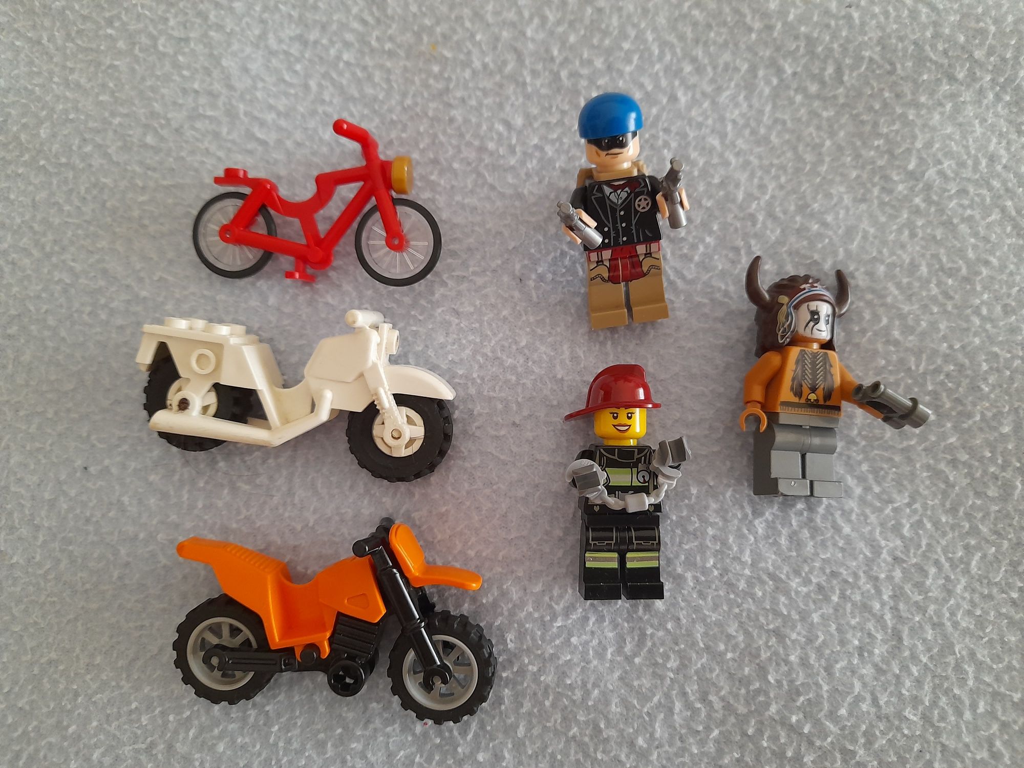 Veículos e personagens da Lego