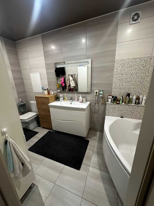 Продаємо 2км з виглядом на Озеро ,Преміум клас, меблі техніку залишаєм