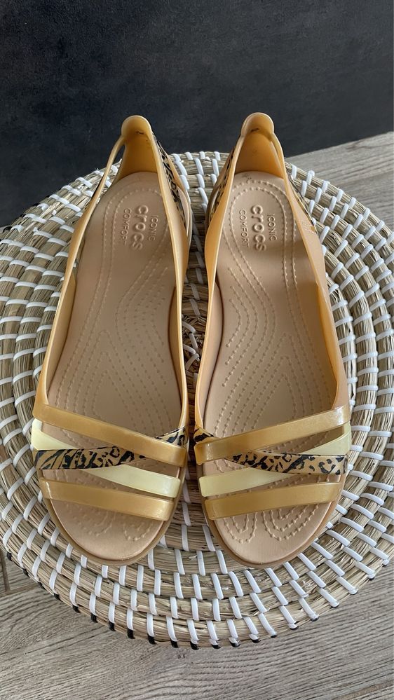 Crocs sandały Isabella Grph Huarache 2 Flat Dark Gold/Gold W7 37/38