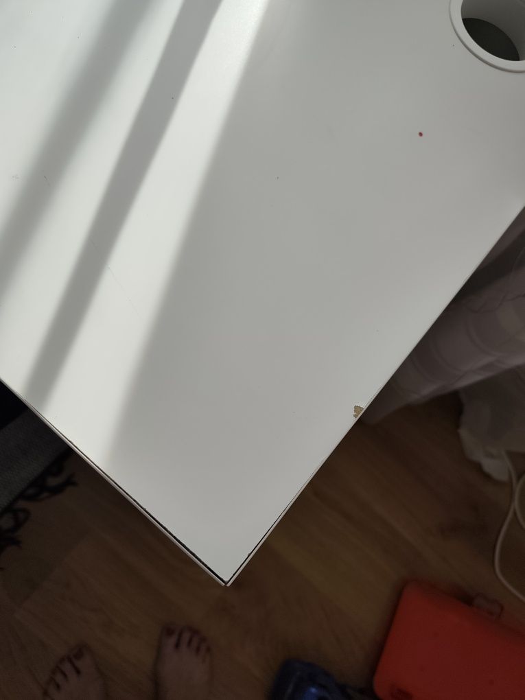 Duże biurko i krzesła