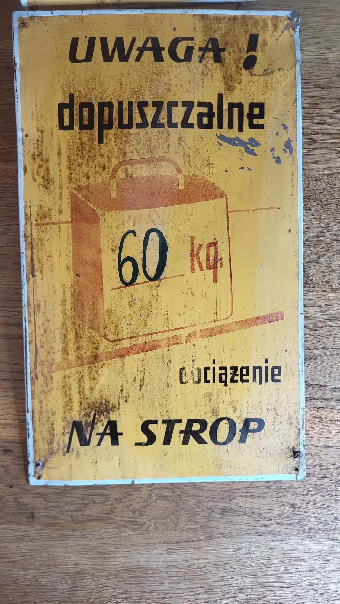 Stare metalowe tablice ostrzegawcze
