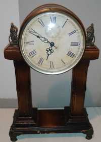 Stary drewniany zegar z wahadłem