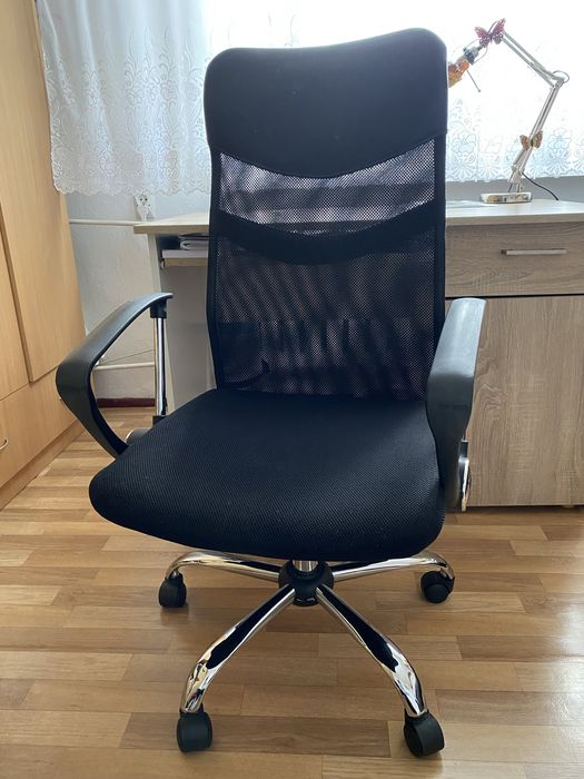 Biurko w kolorze jasnego jesionu z wysuwaną półką, szufladą i szafką
