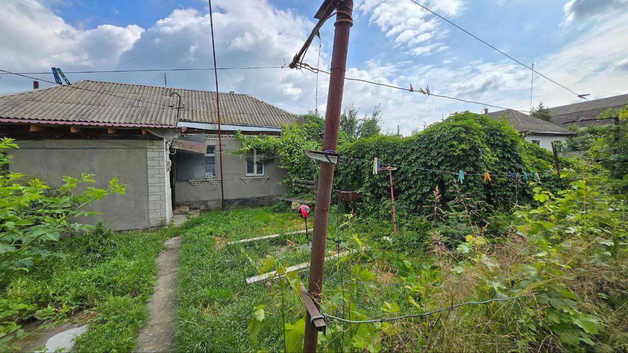 Продається будинок у районі центрального ринку.
