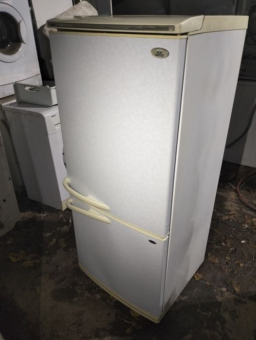 Холодильник з морозилкою