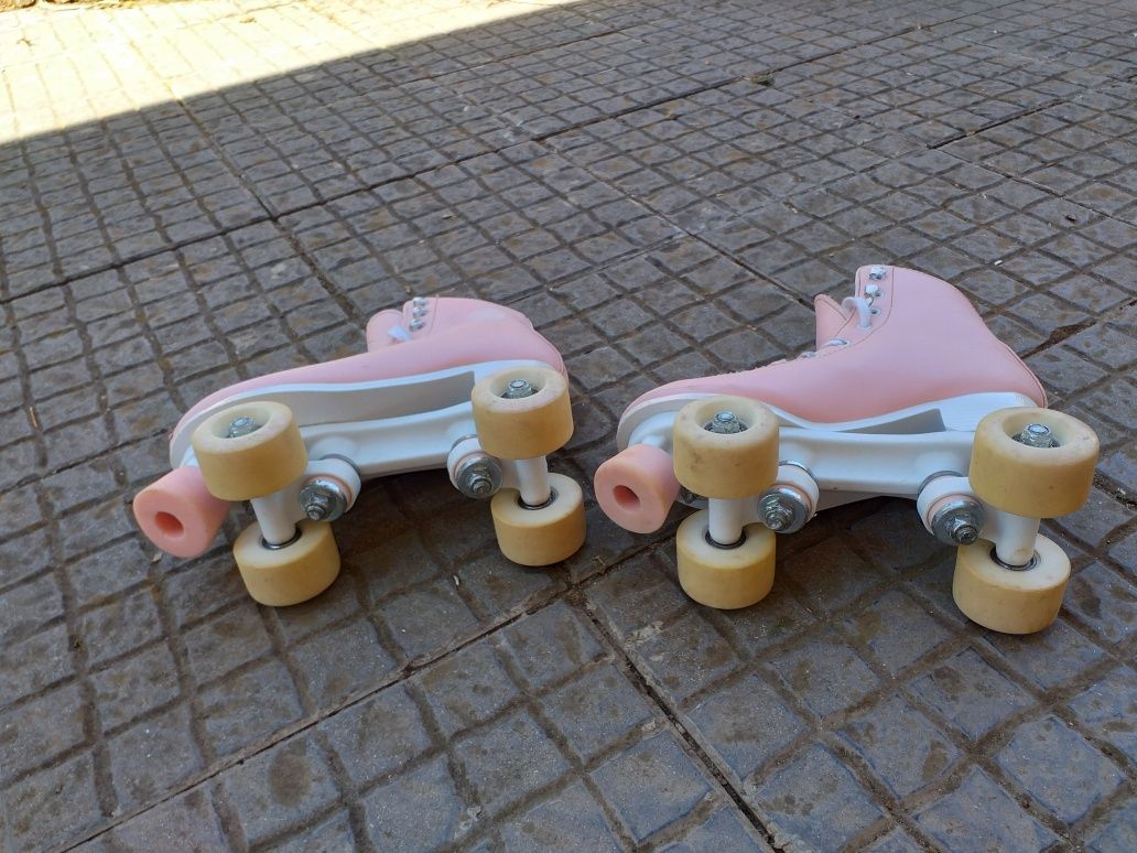 Patins com 4 rodas cor de rosa