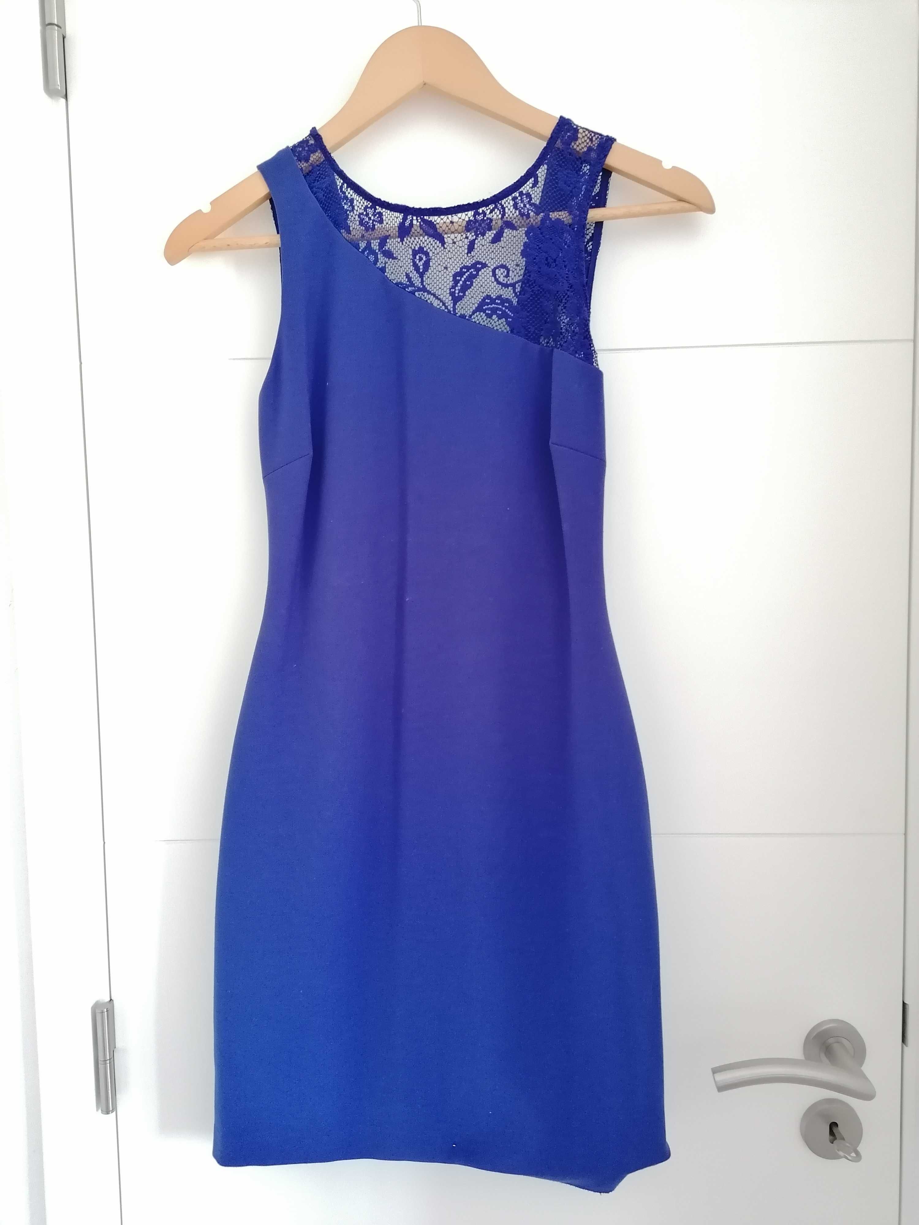 Vestido azul curto com "renda"