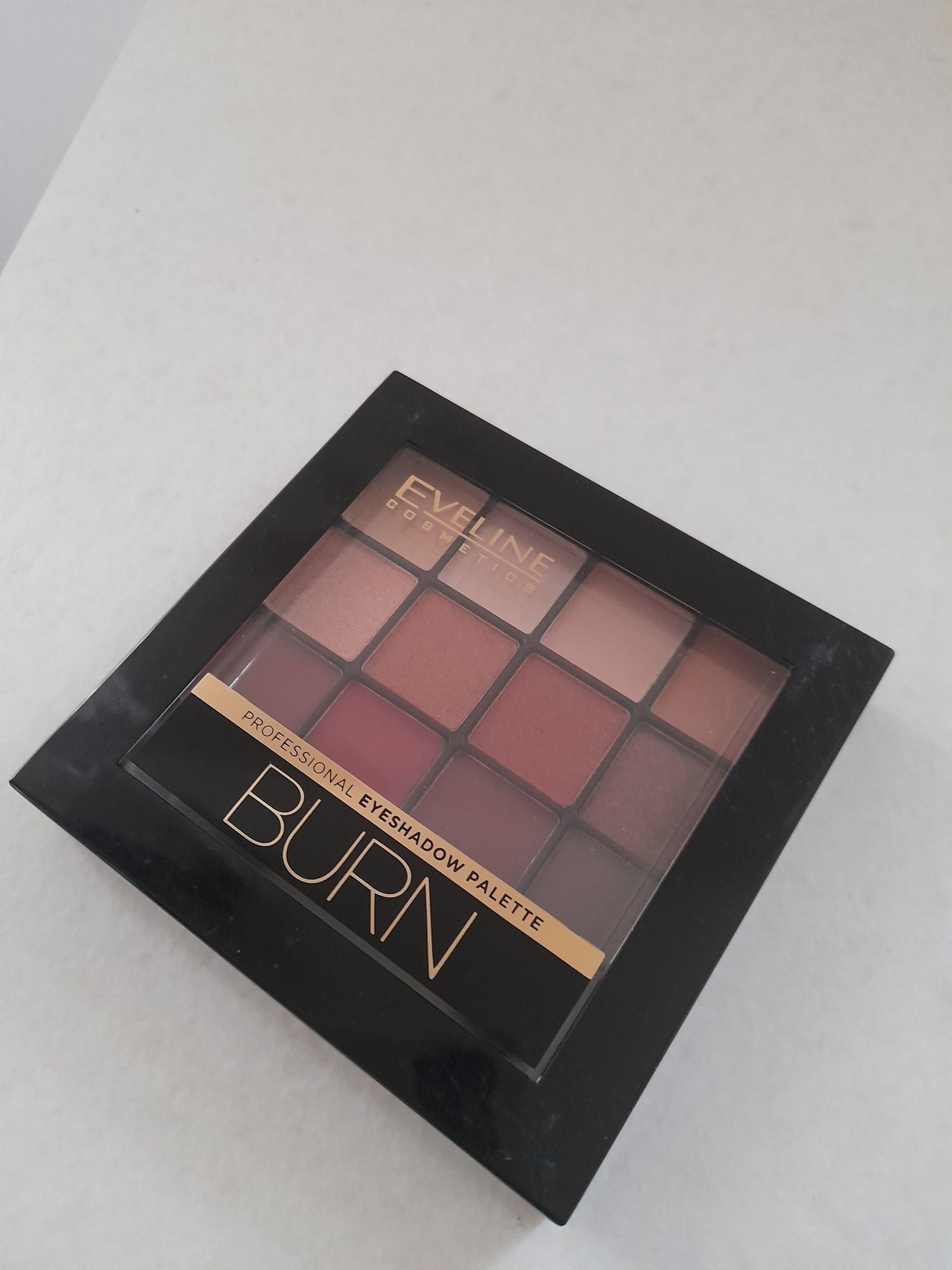 Nowa paleta cieni Eveline Burn 03