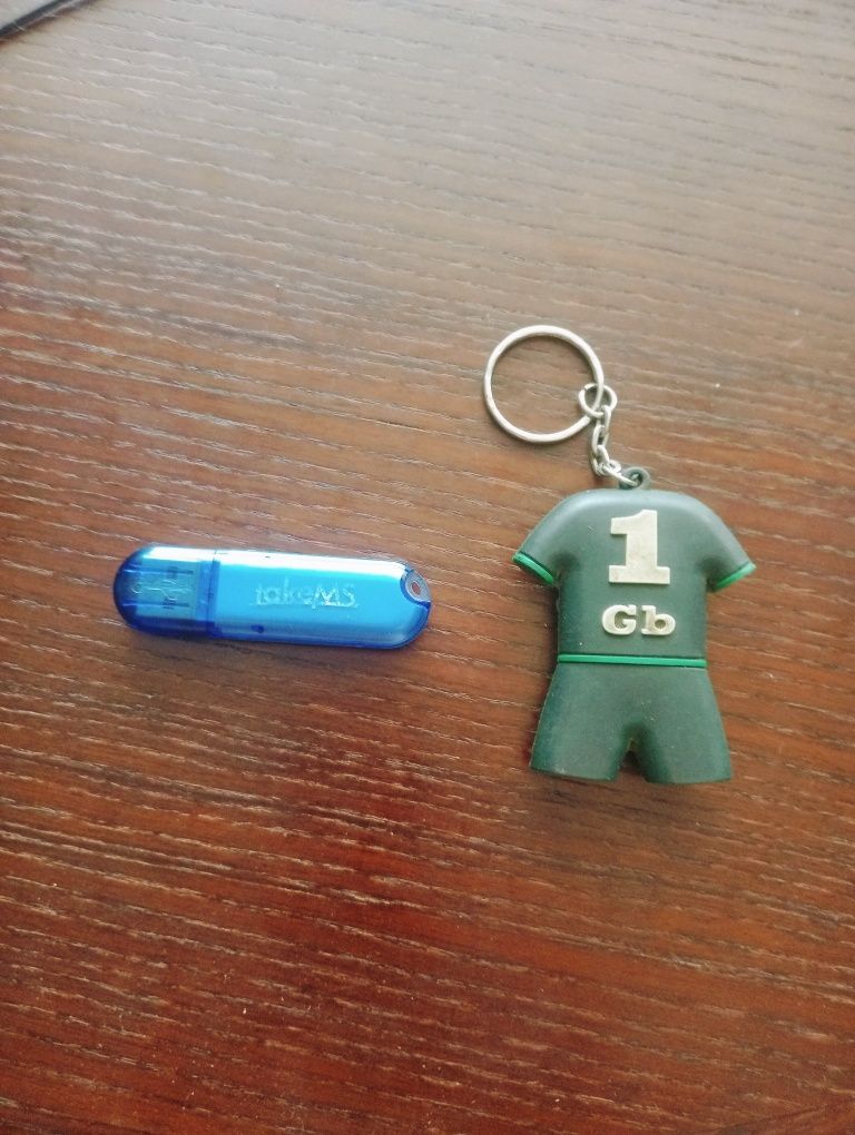 Продам флешку на 32 Gb,  1Gb и на 4Gb.