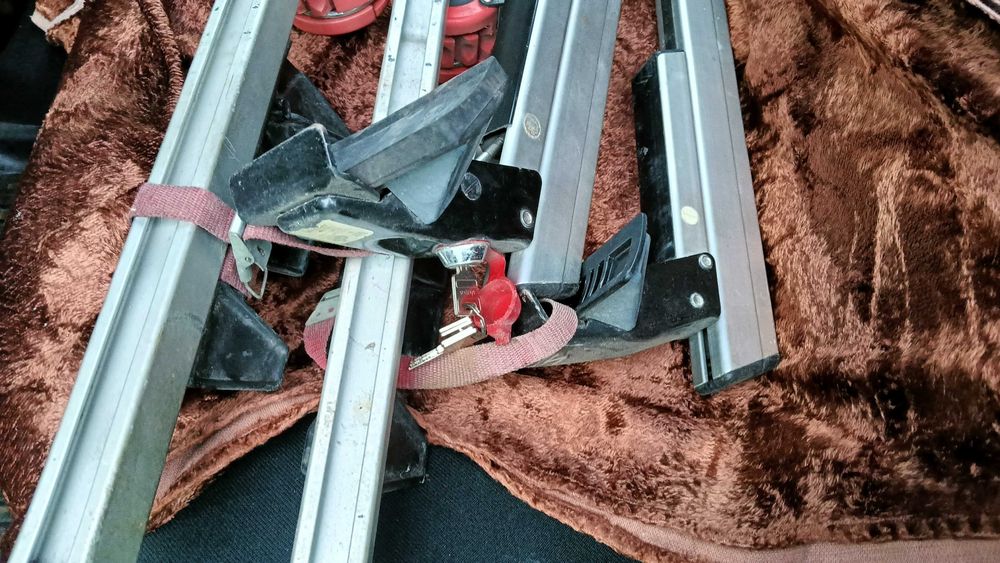 Uchwyt bagażnik rowerowy na narty SHERPAS z kluczykami