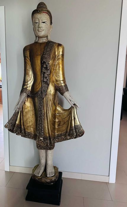 Estatua deusa em dourado e branca